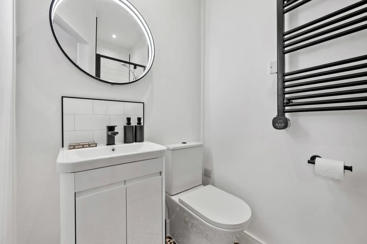 Boutique-homes-bawdlands-showerroom-4a