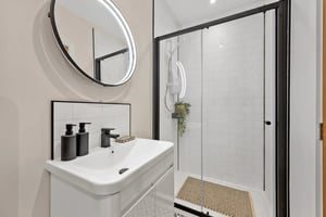 Boutique-homes-bawdlands-showerroom-8a